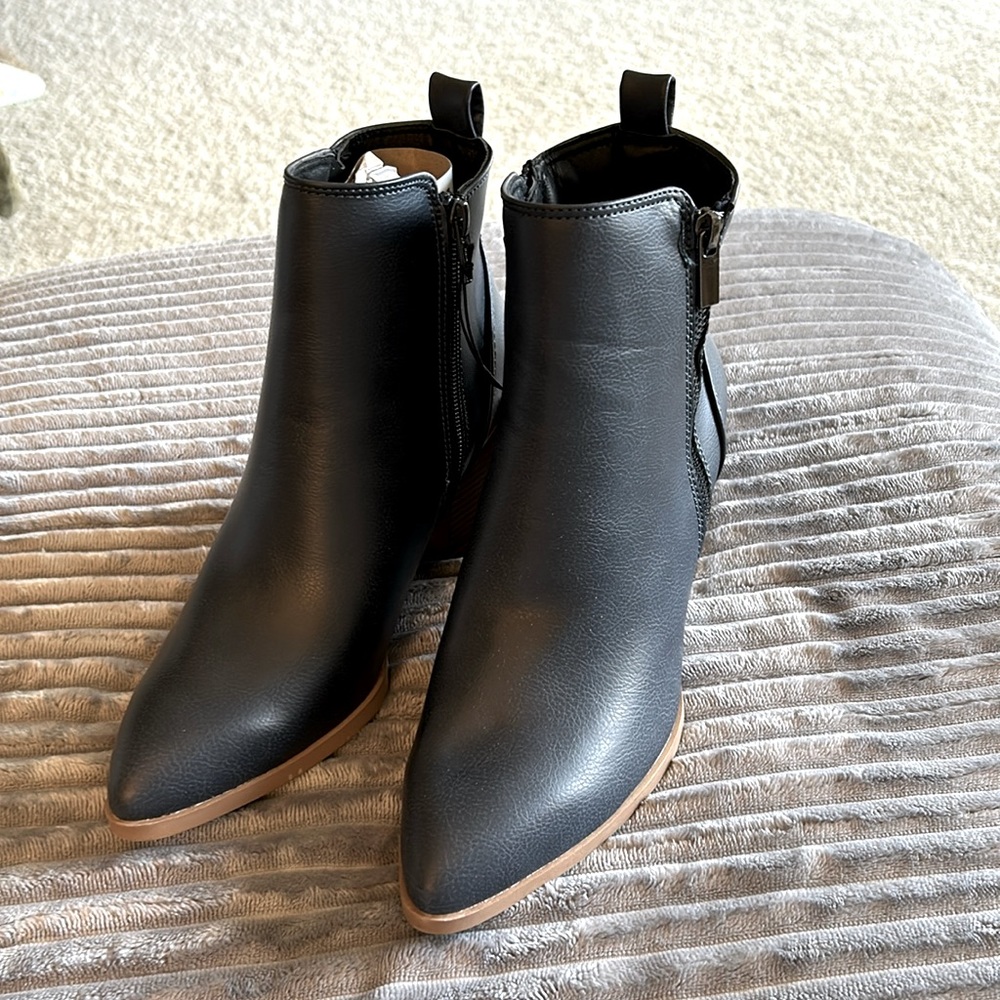 Ladies Serra booties, size 8 M; man-made materials. Functional inside zipper.